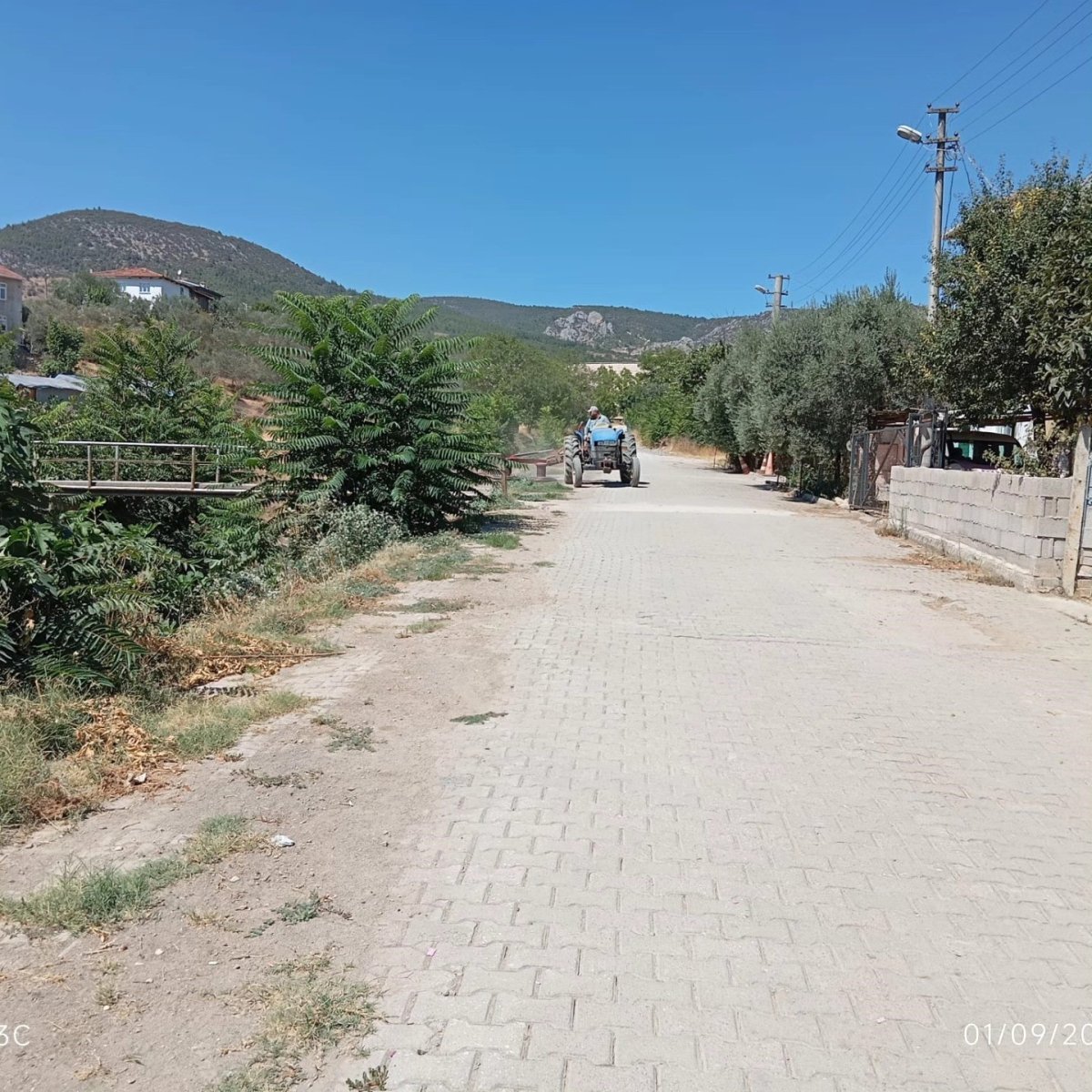 bayirkoyde-yabani-otlar-temizlendi