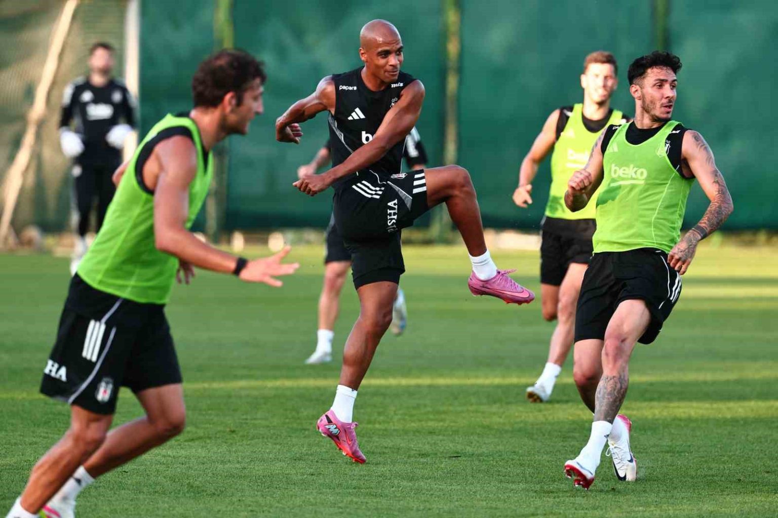 besiktas-basaksehir-maci-hazirliklarini-cift-antrenmanla-surdurdu