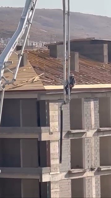 beton-pompasini-asansor-gibi-kullandi-metrelerce-yukseklige-cikti