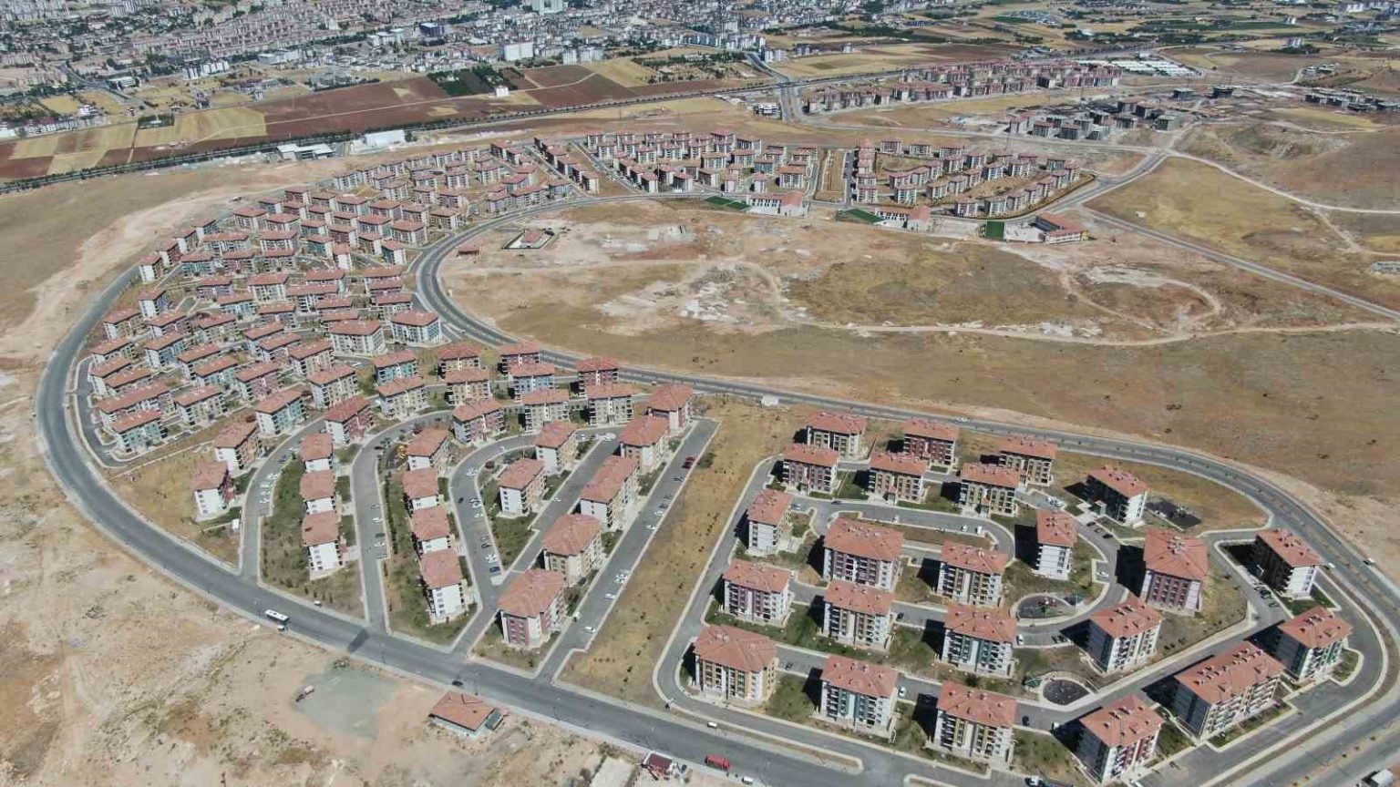 bir-sehir-adeta-bastan-kuruldu-elazigda-36-bin-konut-depremzedelere-teslim-edildi