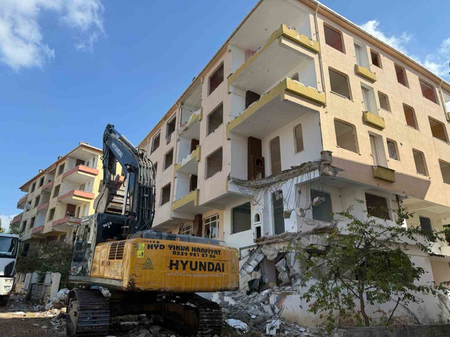 buyukcekmecede-9-bloklu-sitede-kentsel-donusum-basladi