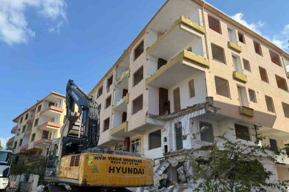 buyukcekmecede-9-bloklu-sitede-kentsel-donusum-basladi