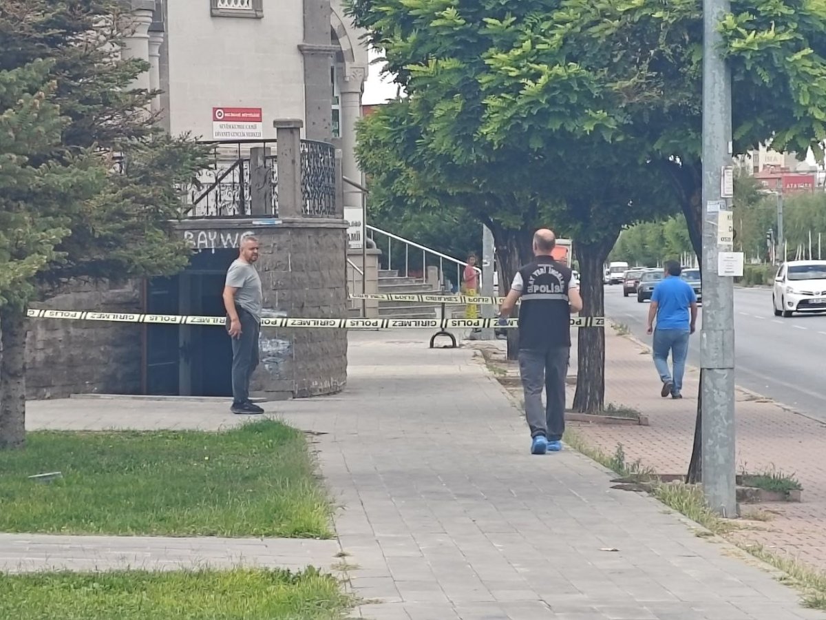cami-tuvaletinde-bicakli-kavga-1-agir-yarali