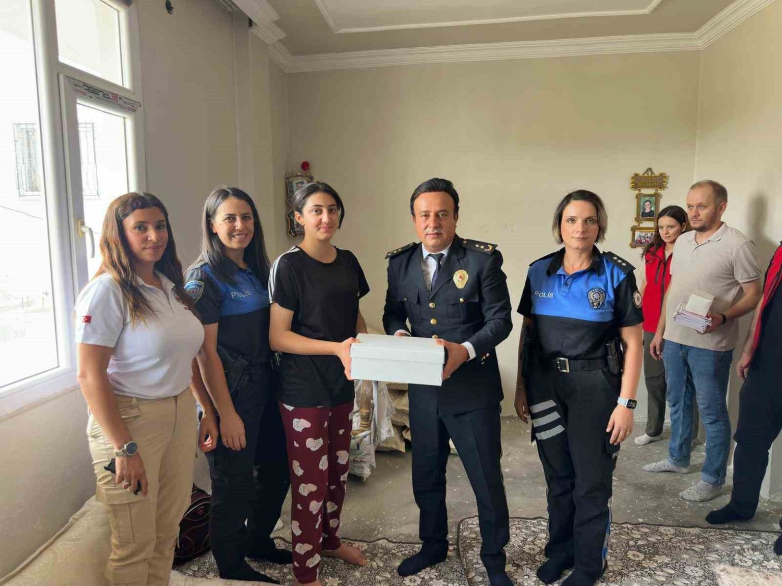 cizre-ilce-emniyet-muduru-elmali-kiz-cocuklarina-ayakkabi-hediye-etti