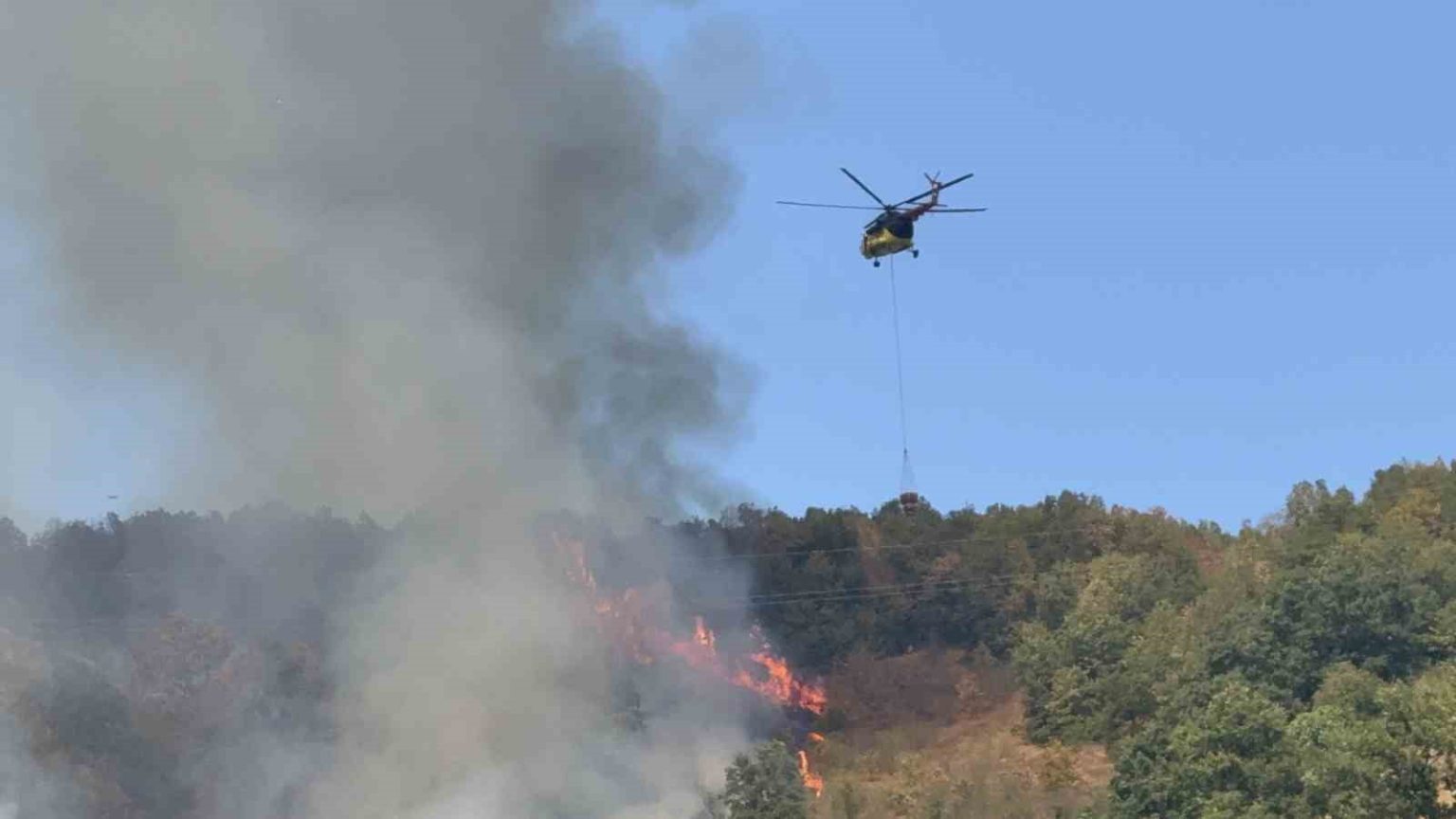 duzcedeki-orman-yanginina-helikopter-ve-20-aracla-mudahale-suruyor