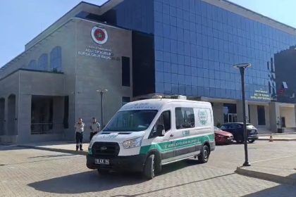 ellerini-ve-yuzunu-baliklar-yemis