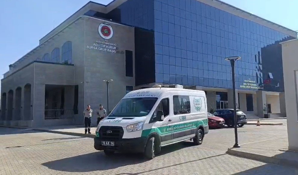 ellerini-ve-yuzunu-baliklar-yemis
