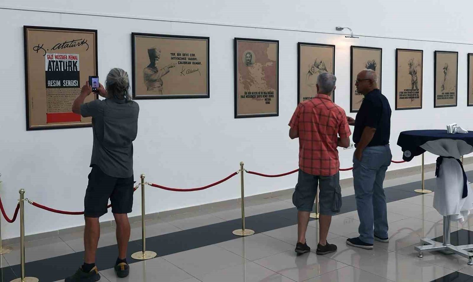 gazi-mustafa-kemal-ataturk-sergisi-sanatseverlerle-bulustu