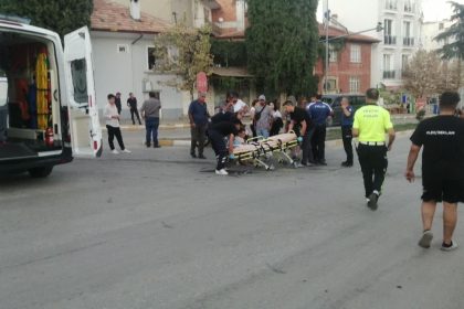 ispartada-hafif-ticari-aracla-motosiklet-carpisti-1-yarali