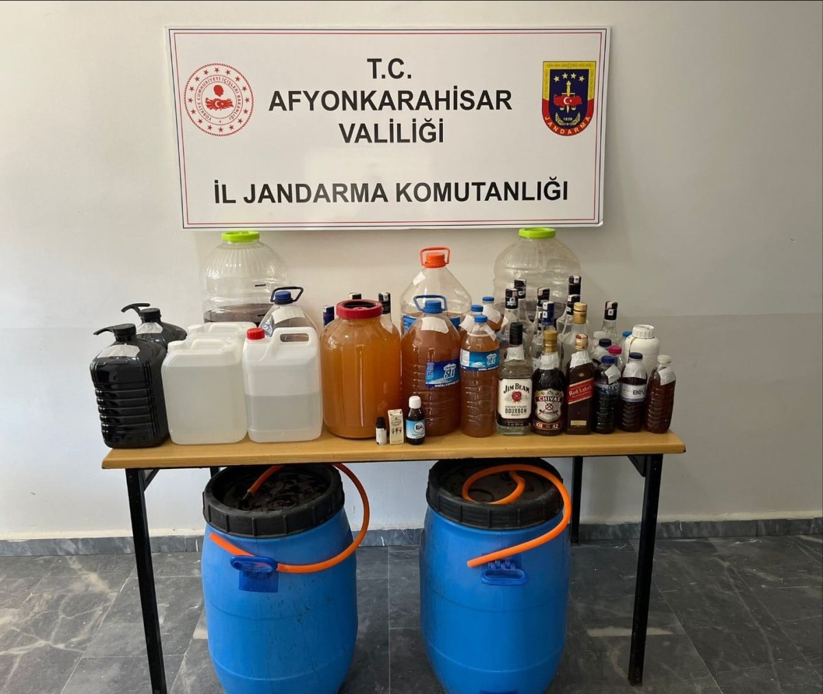 jandarma-sahte-alkol-yapiminda-kullanilan-malzemeler-ele-gecirdi