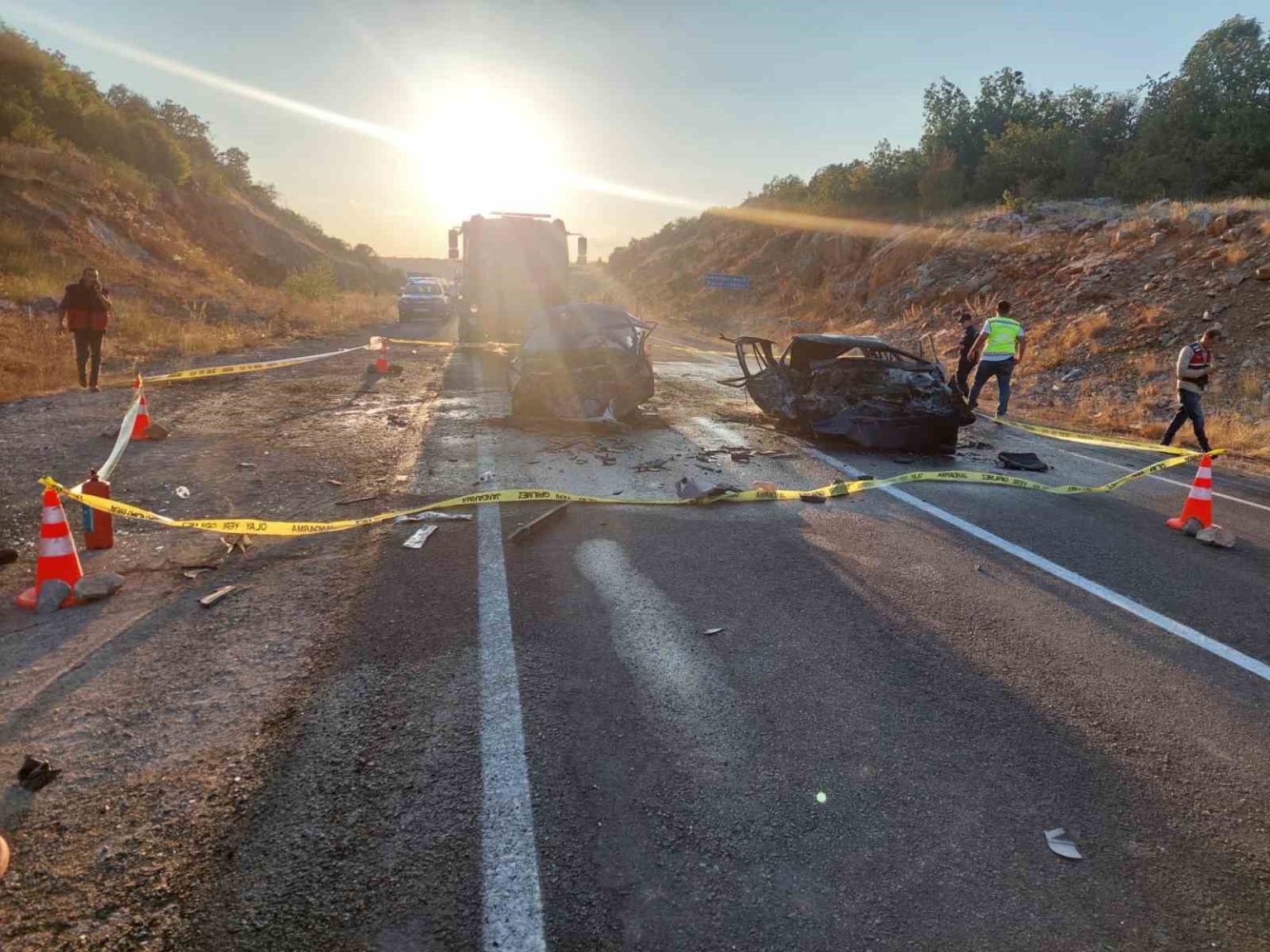 kafa-kafaya-carpisan-iki-otomobil-alev-aldi-3-olu-5-yarali