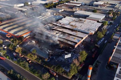 kayserideki-fabrika-yanginina-94-arac-12-is-makinesi-mudahale-etti