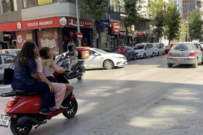 kent-merkezinde-ilginc-goruntu-3-kadin-ayni-motosiklete-bindi