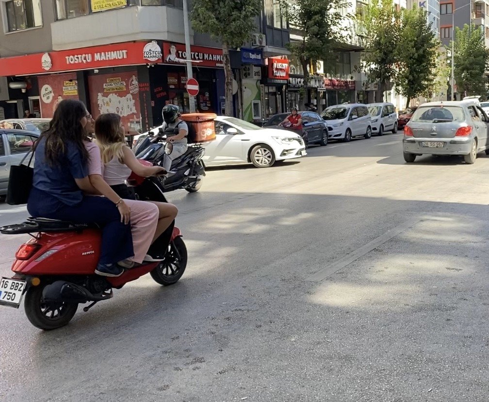 kent-merkezinde-ilginc-goruntu-3-kadin-ayni-motosiklete-bindi