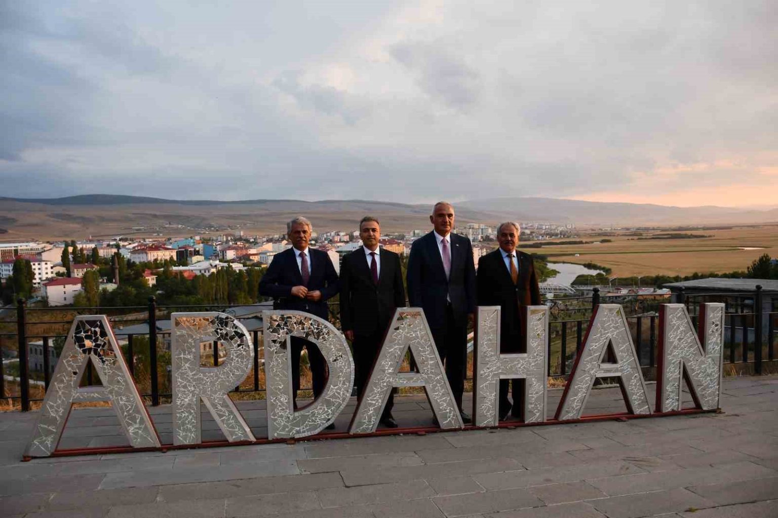 kultur-ve-turizm-bakani-ersoy-tarihi-ardahan-kalesinde-inceleme-yapti