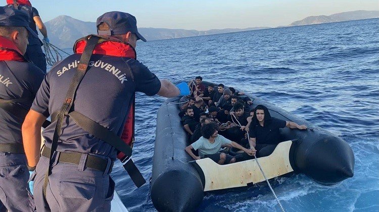 kusadasi-aciklarinda-19-duzensiz-gocmen-kurtarildi