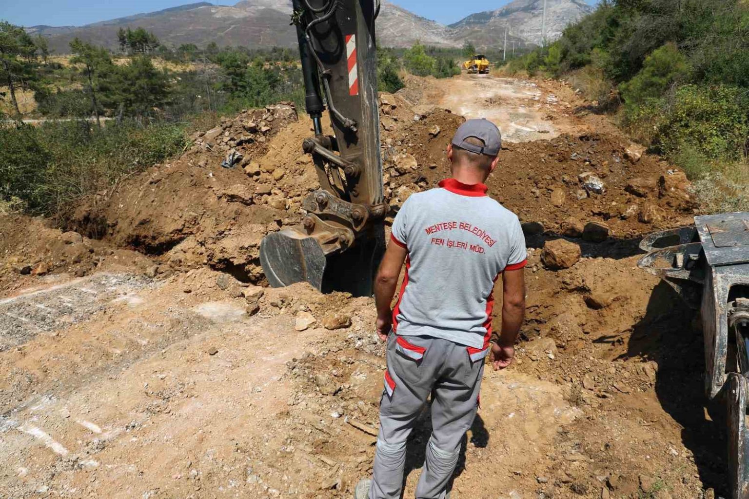 mentesede-yol-calismalariyla-ulasim-guvenligi-artiyor