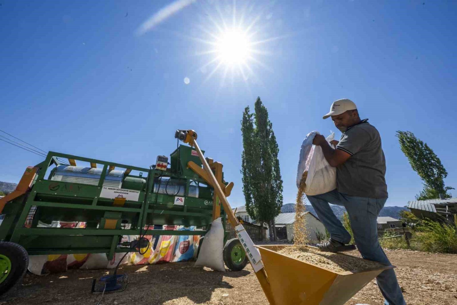 mersin-buyuksehir-belediyesinden-ureticiye-tohum-eleme-makinesi-destegi