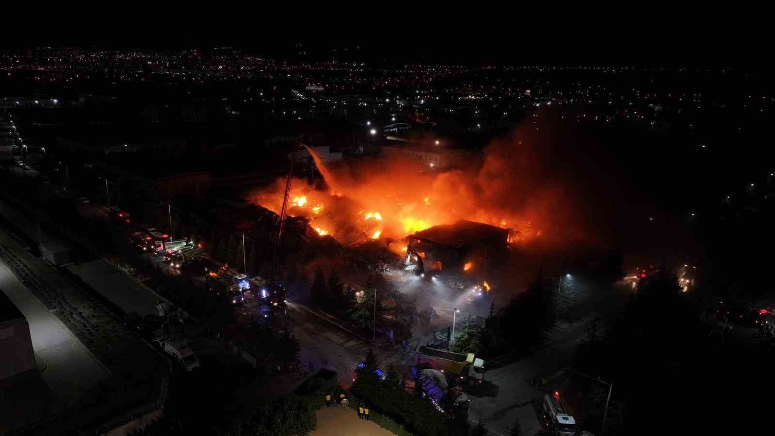 nigdedeki-fabrika-yanginini-sondurme-calismalari-suruyor