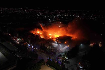 nigdedeki-fabrika-yanginini-sondurme-calismalari-suruyor