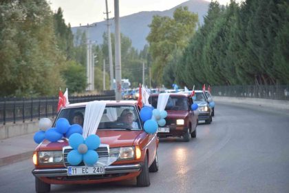 nostaljik-araclari-sunnet-araci-yaptilar-cocuklara-sehir-turu-attirdilar
