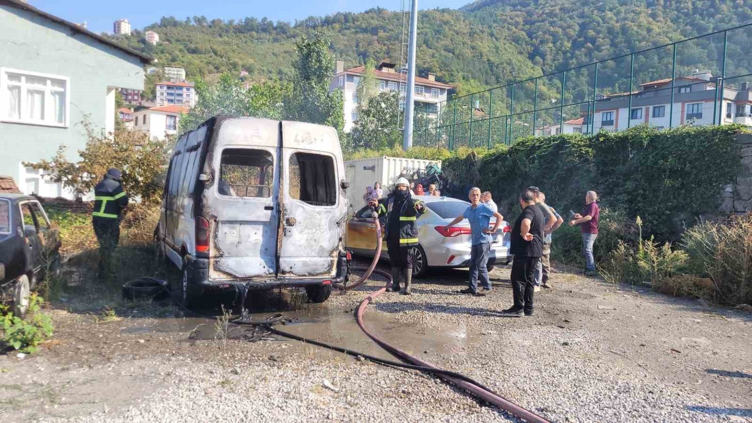 park-halinde-alevlere-teslim-olan-panelvan-arac-yandi