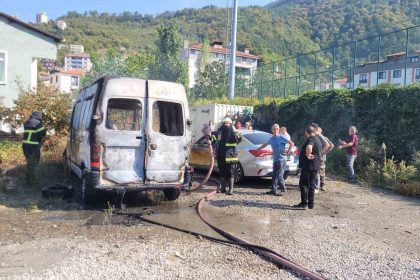 park-halinde-alevlere-teslim-olan-panelvan-arac-yandi