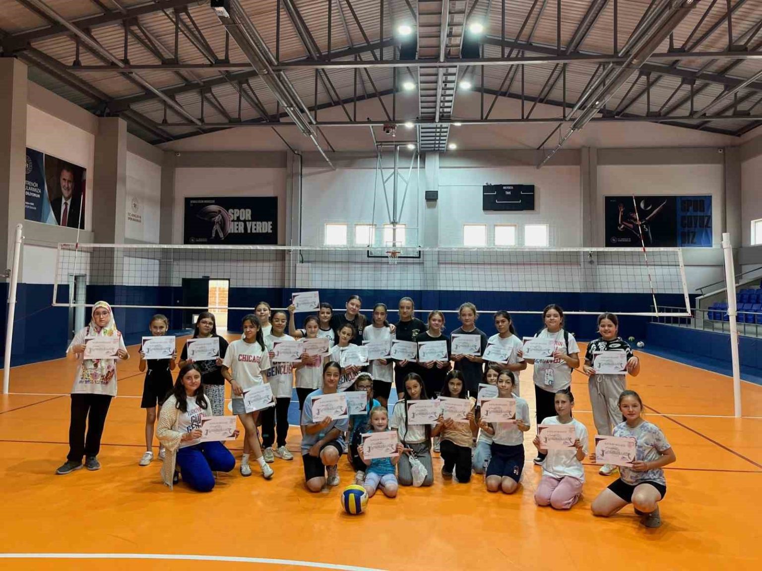 pazaryerinde-yaz-spor-okullari-voleybol-kursu-tamamlandi