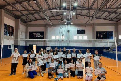 pazaryerinde-yaz-spor-okullari-voleybol-kursu-tamamlandi