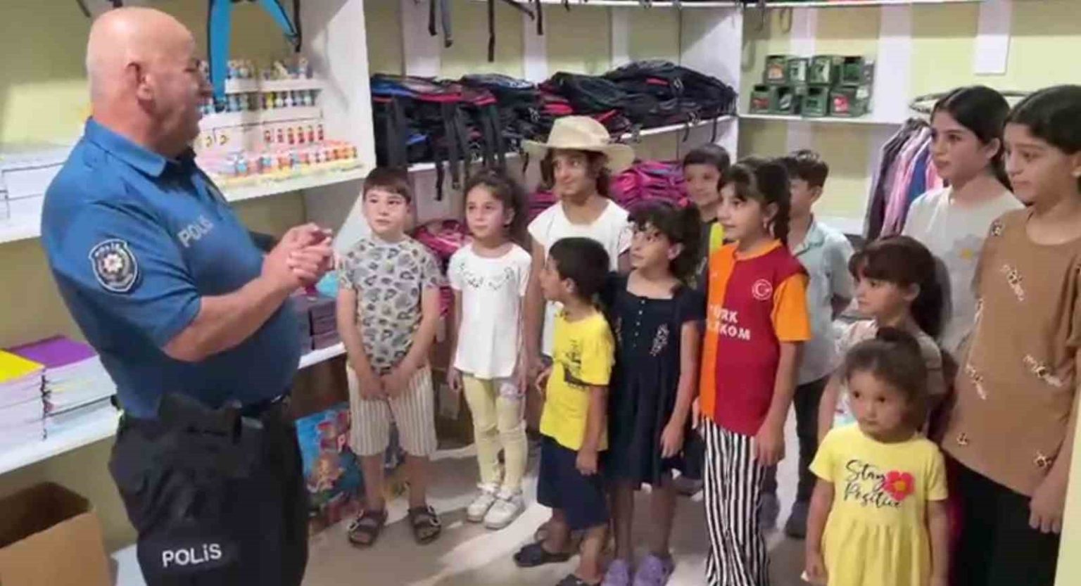 polis-memurunun-askida-kirtasiye-projesi-binlerce-cocuga-umut-oldu