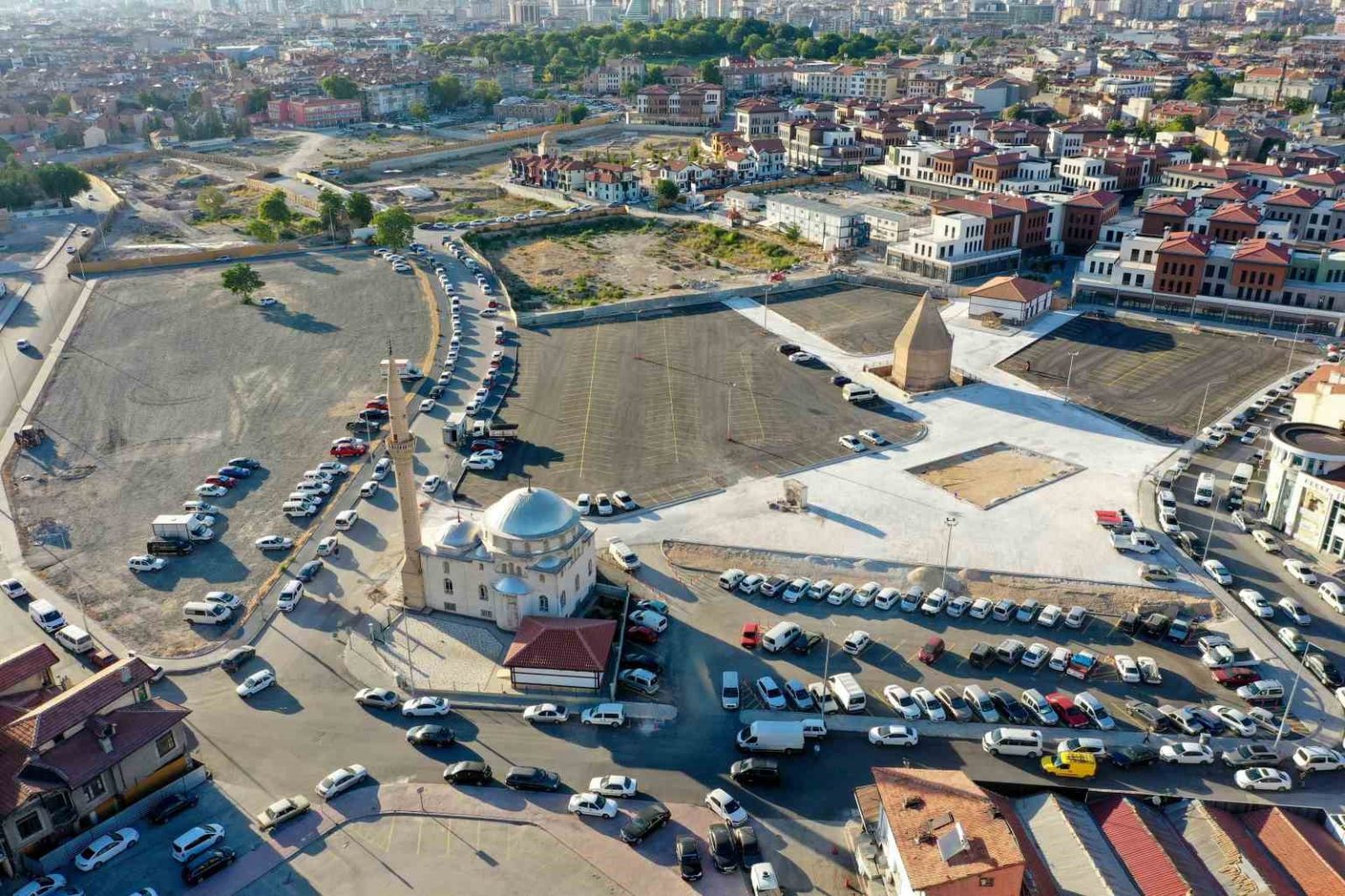 surici-ve-bedesten-trafigi-nefes-alacak-850-araclik-otopark-hizmete-girdi