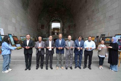 tarihi-cifte-minareli-medresede-resim-sergisi