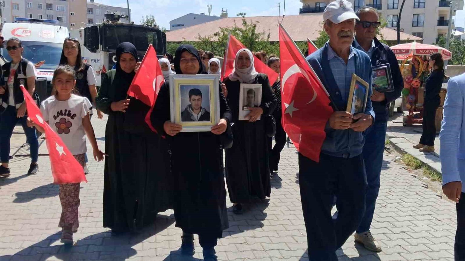 vanli-anneler-evlatlarini-bekliyor