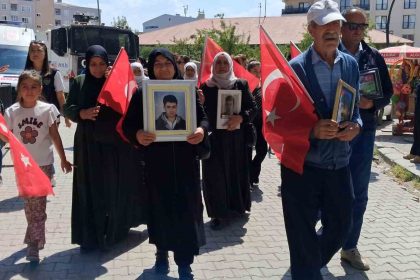 vanli-anneler-evlatlarini-bekliyor