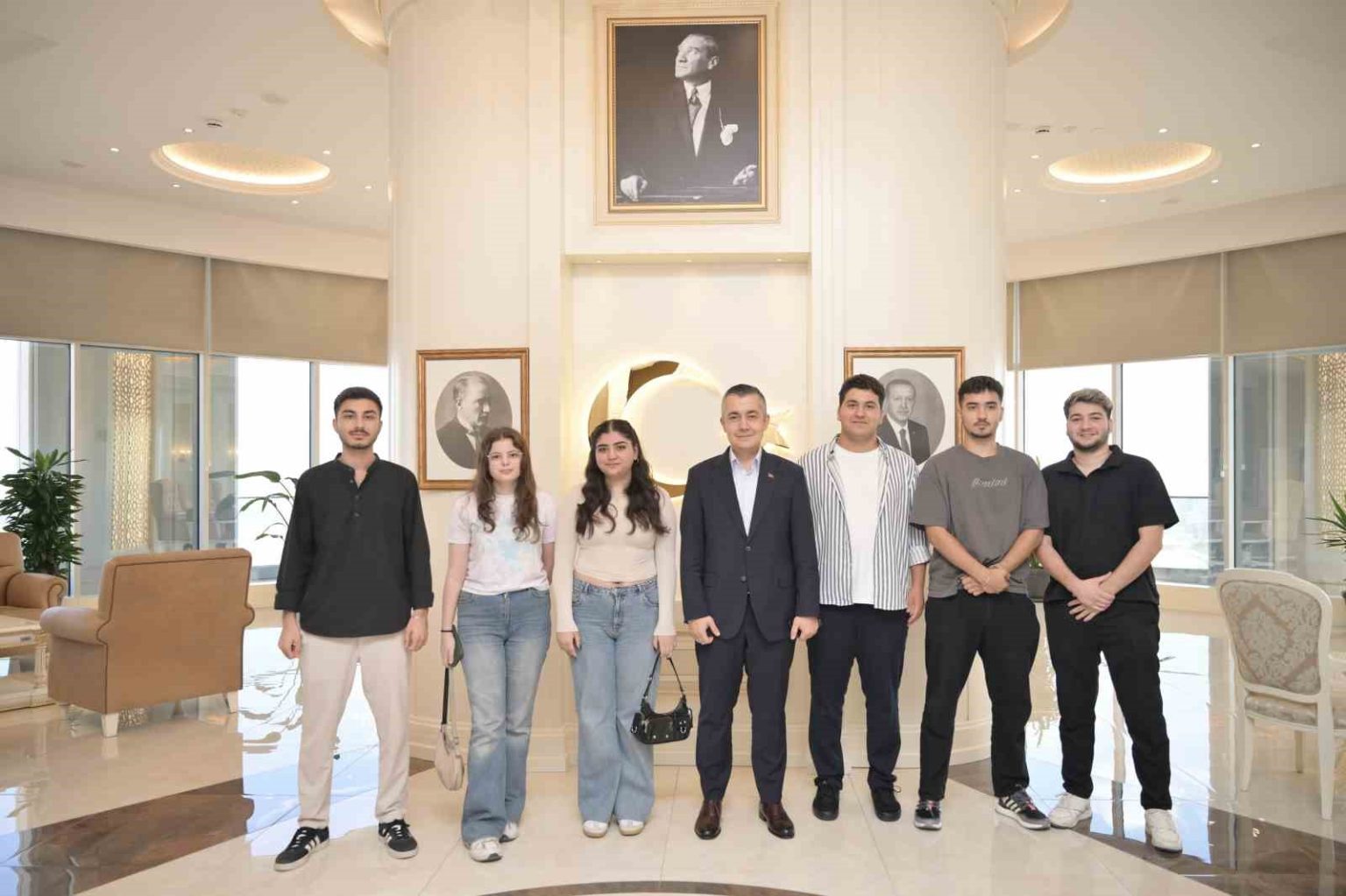 yksde-dereceye-giren-ogrencilere-esenyurt-belediyesinden-italya-odulu