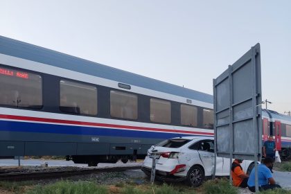 yolcu-treni-otomobile-carpti-1-yarali