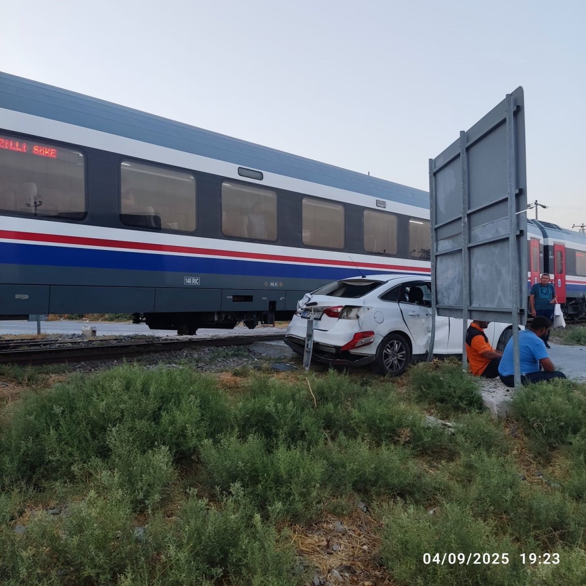 yolcu-treni-otomobile-carpti-1-yarali