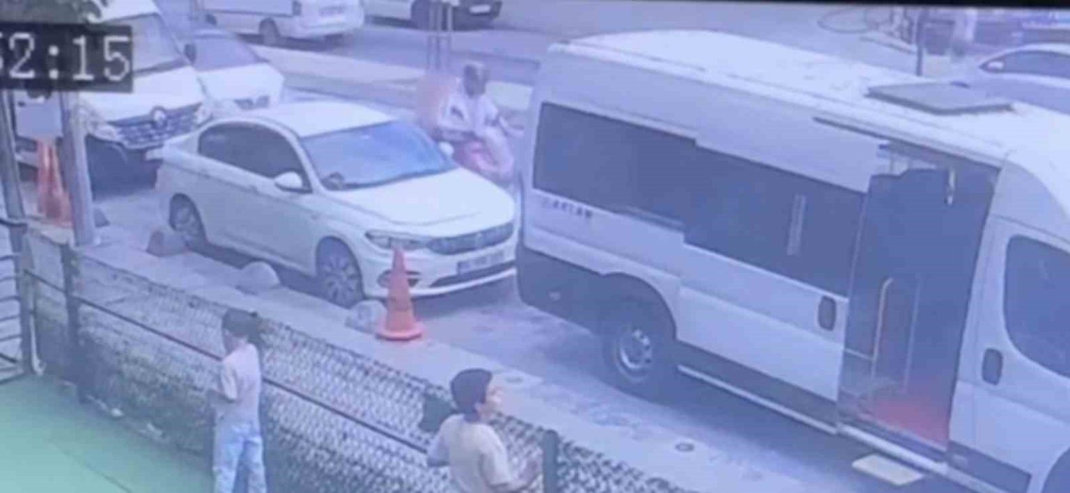 arnavutkoyde-yol-verme-tartismasi-kazayla-sonlandi-otomobil-motosikletliye-carpti