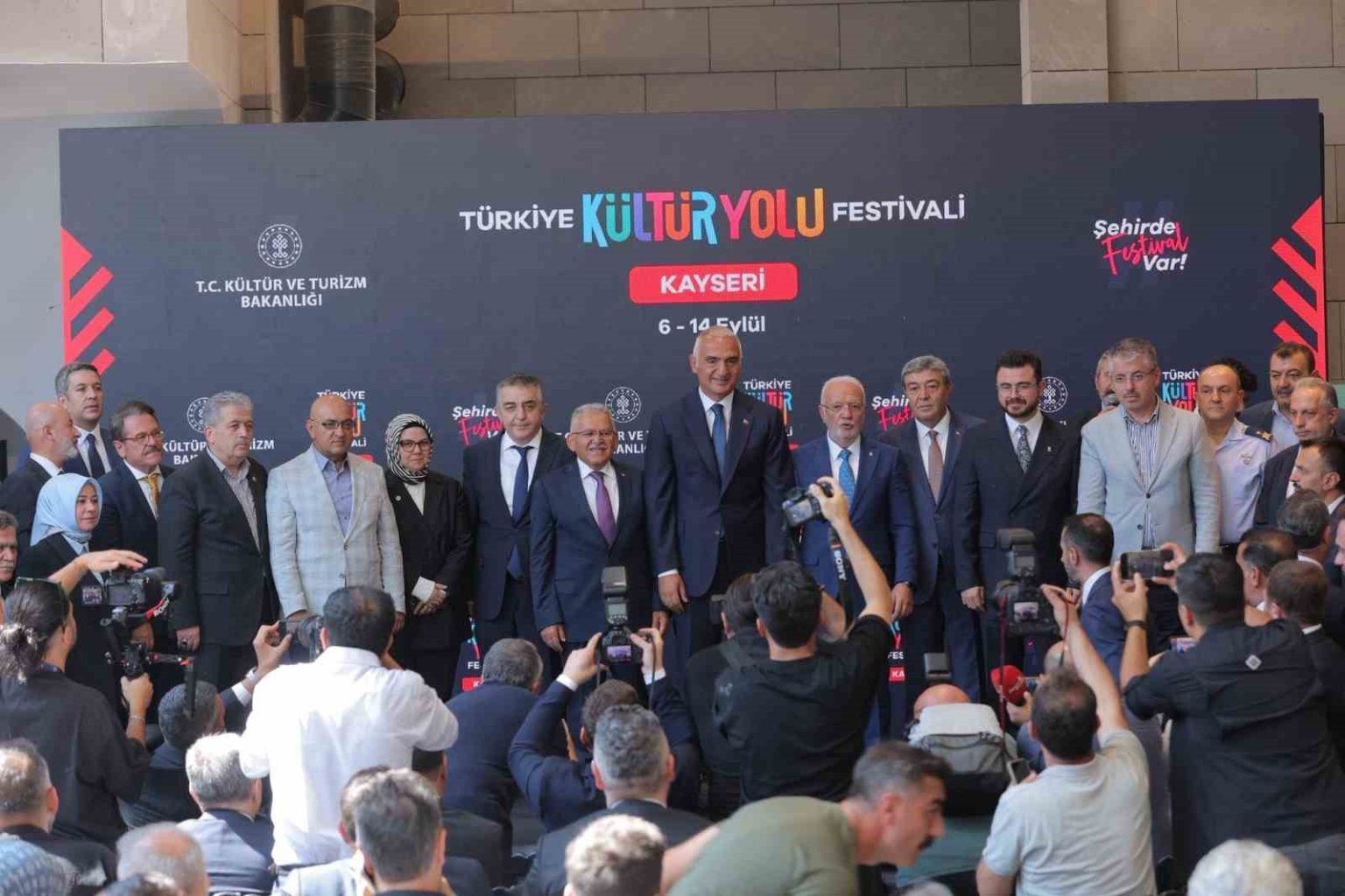 bakan-ersoy-silahlarin-degil-sarkilarin-turkulerin-sesinin-cikmasini-istiyoruz