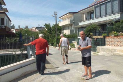 balikesir-burhaniyede-gokyuzundeki-ucak-izleri-ilgi-gordu