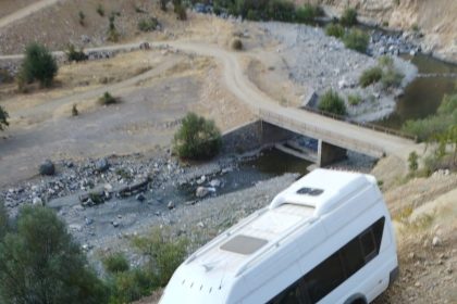 bingolde-kontrolden-cikan-minibus-sarampole-girdi-7-yarali