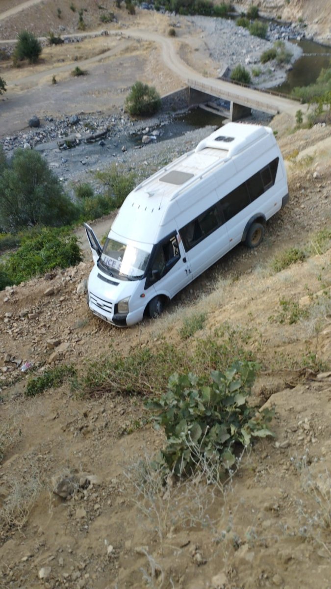 bingolde-kontrolden-cikan-minibus-sarampole-girdi-7-yarali