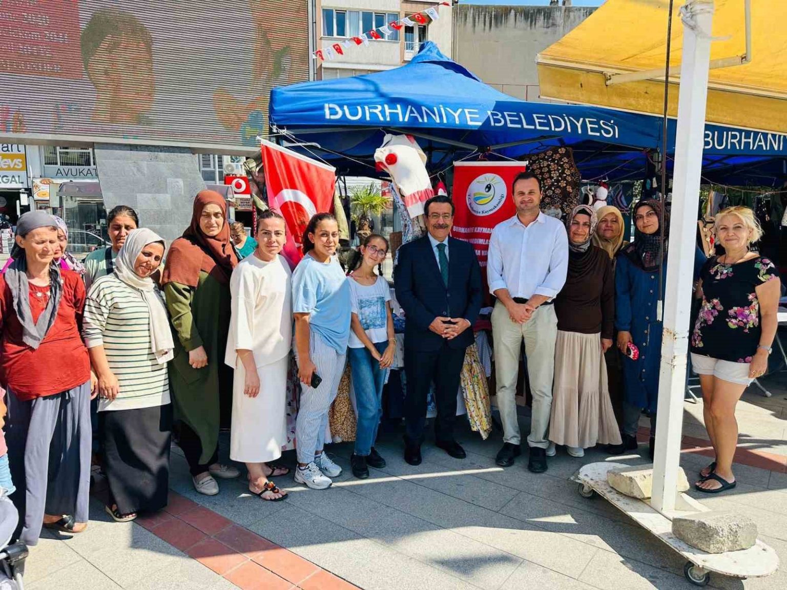 burhaniye-kaymakami-kadin-emegi-pazarini-ziyaret-etti