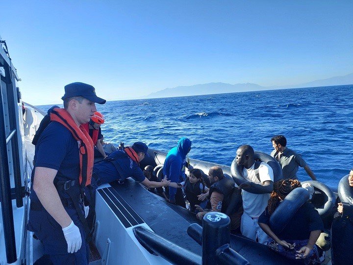 ege-sularinda-gocmen-hareketliligi-137-gocmen-karaya-cikartildi