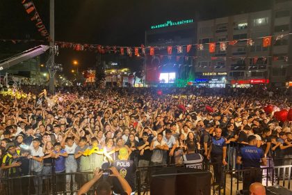 elektrik-arizasi-ve-saganak-aleyna-tilki-konserini-erteledi