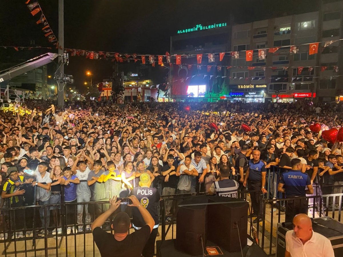 elektrik-arizasi-ve-saganak-aleyna-tilki-konserini-erteledi