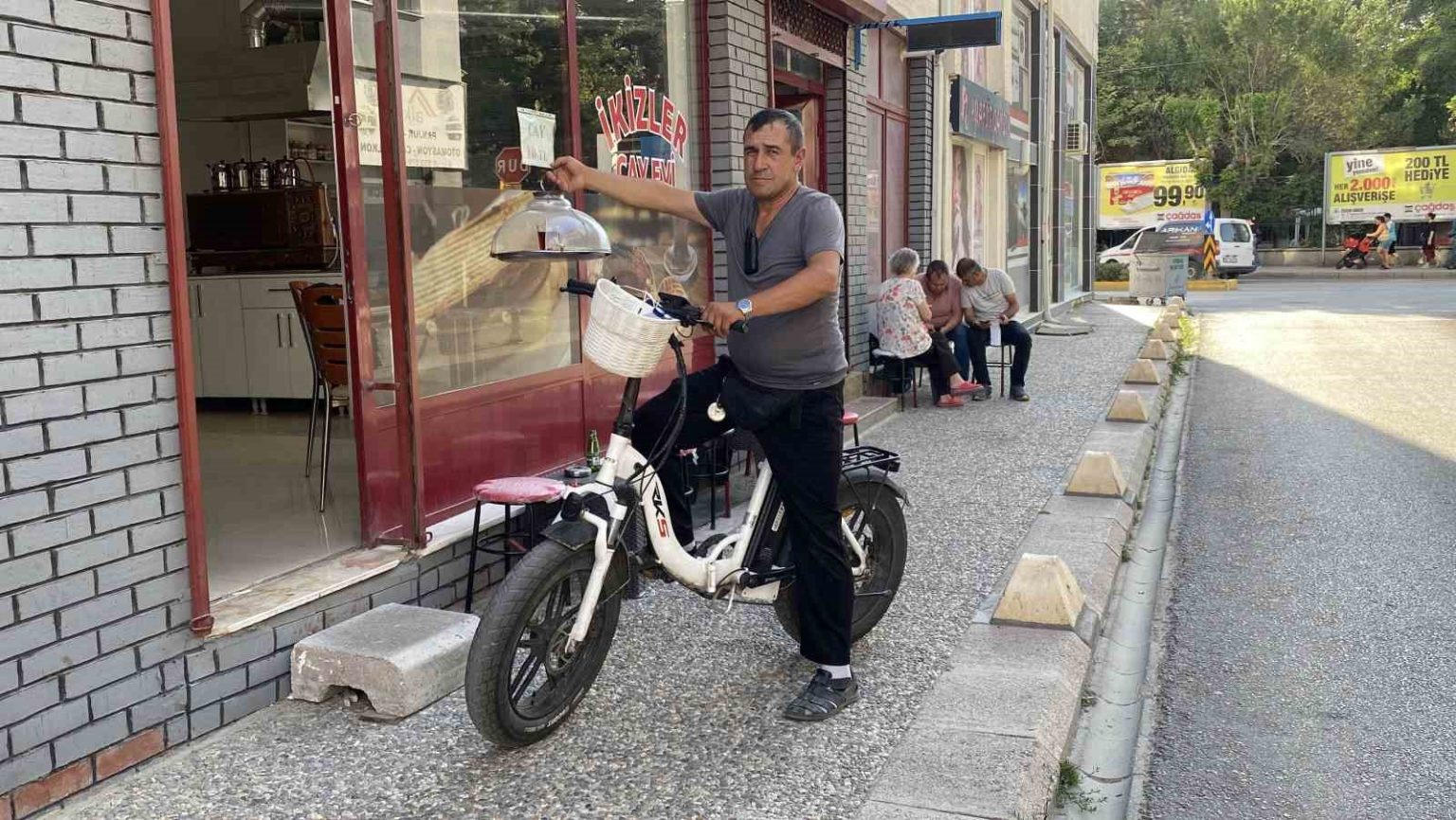 elektrikli-bisiklet-ile-servis-yapan-cayci-hem-vakitten-hem-de-maliyetten-tasarruf-ediyor