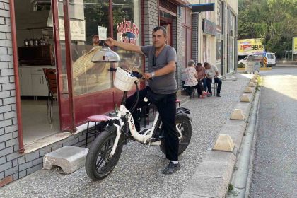 elektrikli-bisiklet-ile-servis-yapan-cayci-hem-vakitten-hem-de-maliyetten-tasarruf-ediyor