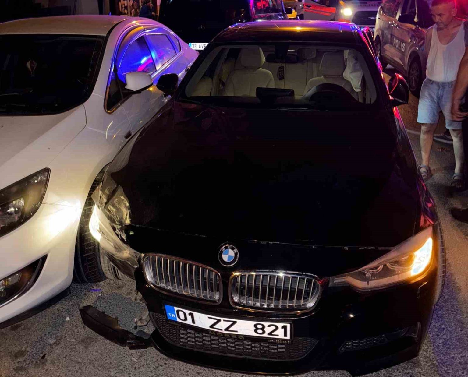 emniyetin-karsi-sokaginda-6-araca-carparak-zarar-verip-yaya-kacti