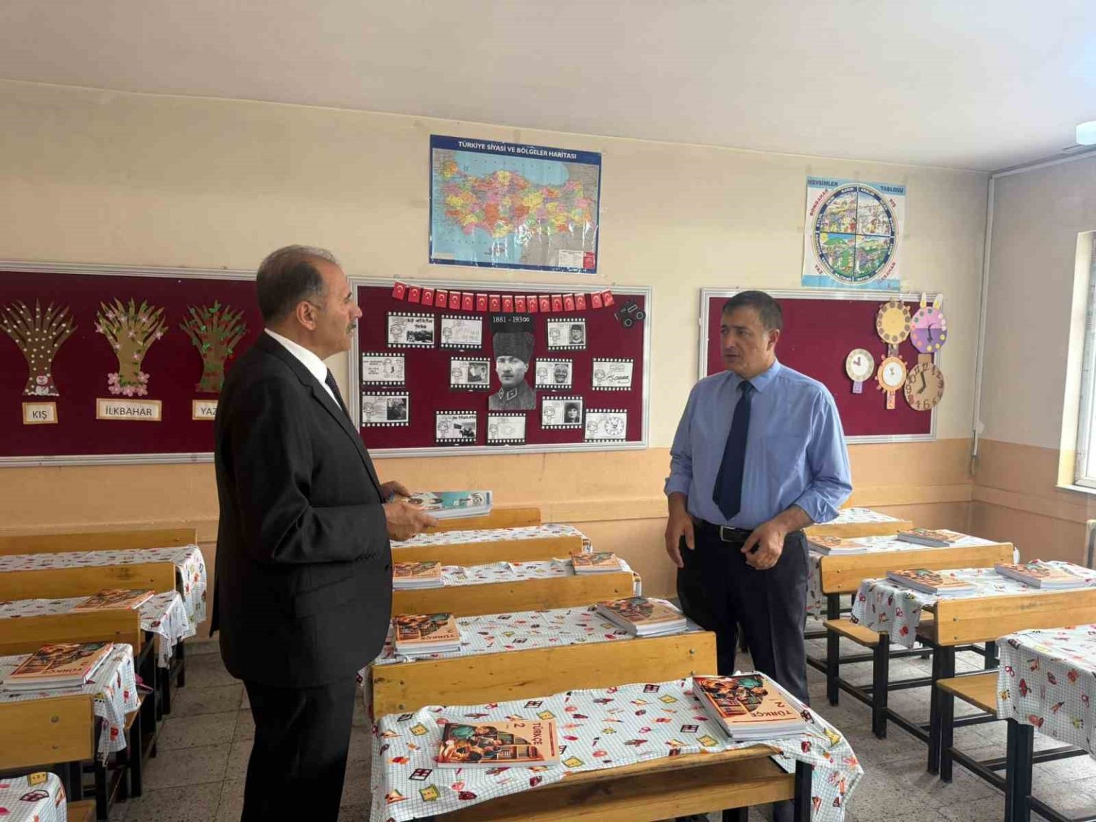 igdirda-ucretsiz-kitaplar-okullara-dagitildi-ders-zili-icin-geri-sayim-basladi